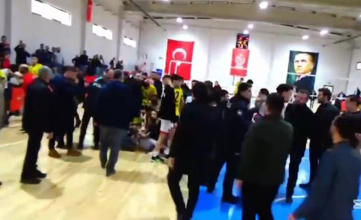 Voleybolculara taraftarlar saldırdı: 3 sporcu yaralandı