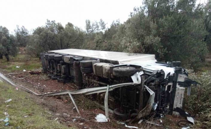 Yabancı plakalı tır karşı şeride geçerek hendeğe yuvarlandı