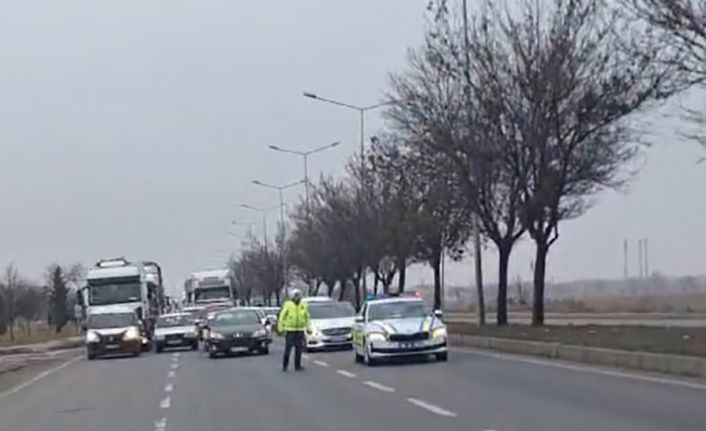 Yaralı köpeğe müdahale için trafik çift yönlü durduruldu