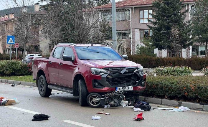 Yaya geçidinden geçmeye çalışan motosiklete, pikap çarptı: 1 yaralı