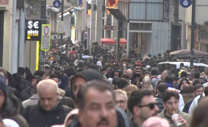 Yeni yıla saatler kala İstiklal Caddesi’nde insan seli