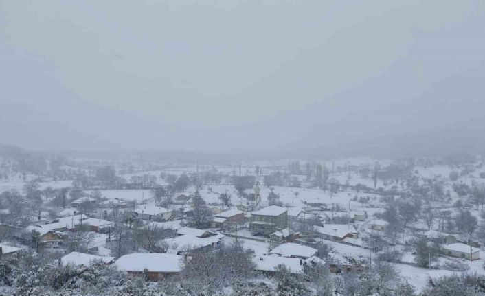 Yenice’nin yüksek kesimlerindeki dağ köyleri beyaza büründü