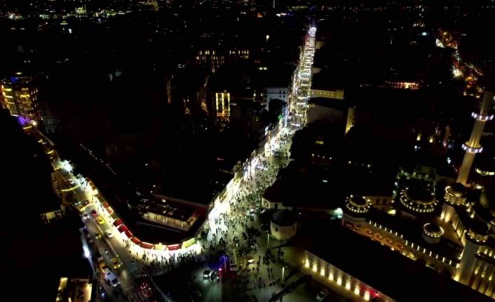 Yılbaşına saatler kala vatandaşlar Taksim Meydanı’na gelmeye başladı