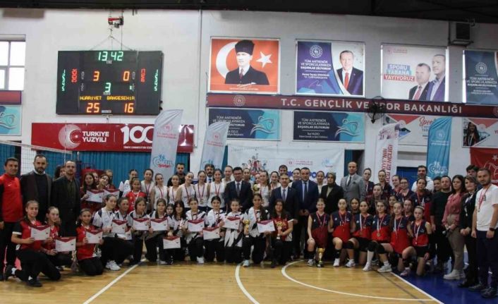 Yıldız kızlar voleybolda Hürriyet Ortaokulu birinci oldu