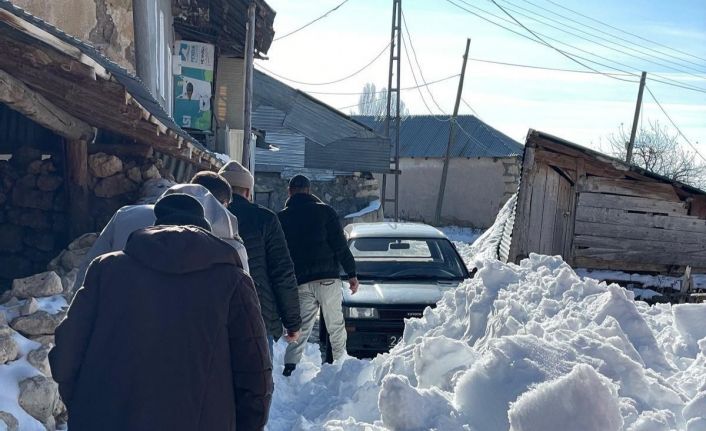 Yoğun kara rağmen görevini yerine getiren ekipler takdir topladı