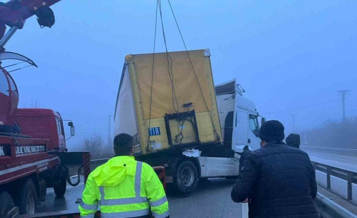 Yoğun sis kazaları beraberinde getirdi, D100’de trafik felç oldu