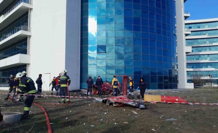 Yoğun sis nedeniyle binaya çarpan ambulans helikopter düştü: 4 ölü