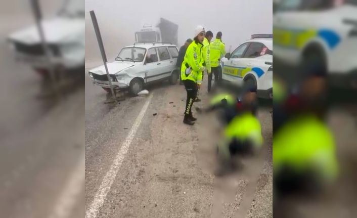 Yoğun siste otomobil polis aracına çarptı: 3 polis yaralı