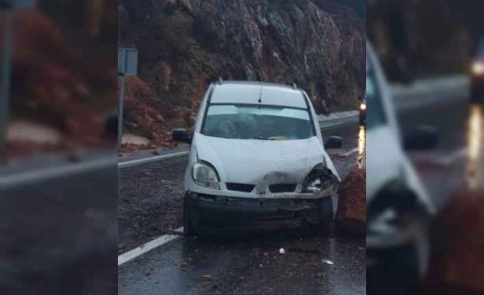 Yola düşen kaya parçası kazaya neden oldu: 1 yaralı