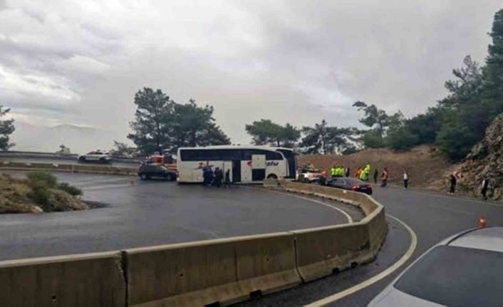 Yolcu otobüsü rampada polis aracına çarptı