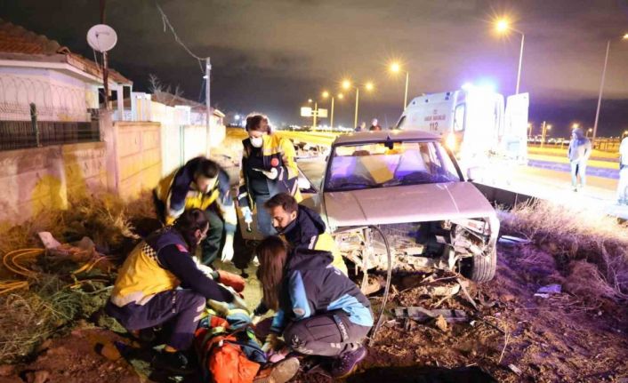 Yoldan çıkan Tofaş otomobil refüje girerek hurdaya döndü: 2 yaralı