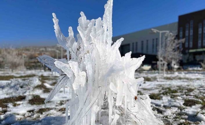 Yozgat’ta soğuk hava buz sarkıklarıyla görsel şölene dönüştü