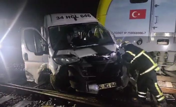 Yük treni ile servis minibüsü çarpıştı: 4 yaralı