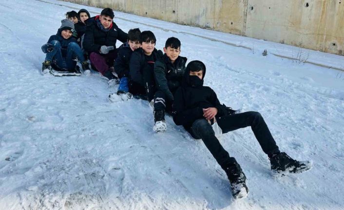 Yüksekova’da kar yağışını çocuklar eğlenceye çevirdi