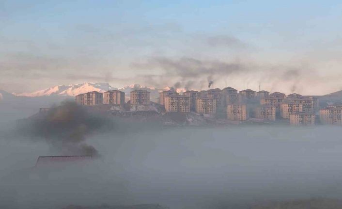 Yüksekova’da yoğun sis masalsı manzaralar oluşturdu