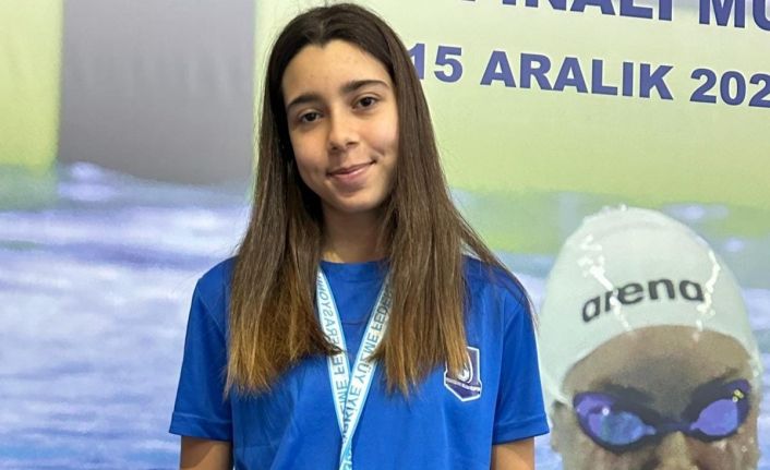 Yunusemreli yüzücü Elif Aşanlı’dan gümüş madalya