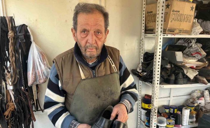 102 yaşındaki makinesiyle 57 yıldır eski ayakkabıları yeniliyor