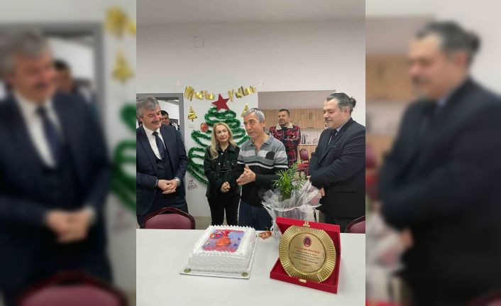 39 yıllık hizmetliye unutamayacağı veda töreni düzenlediler