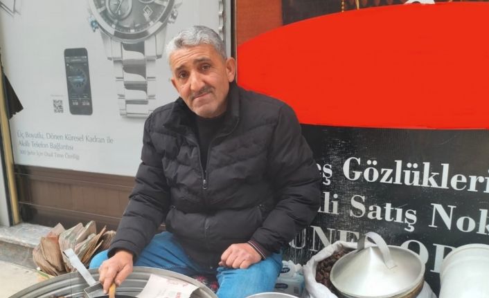 43 yıldır aynı köşede kestane satıyor