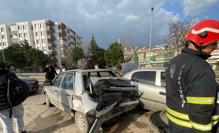 5 aracın karıştığı zincirleme kazada 2 kişi yaralandı