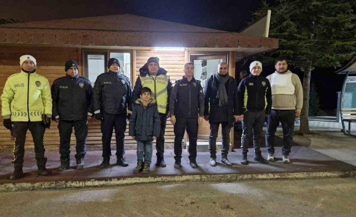 9 yaşındaki Yaman, 3 yıldır yılbaşında polislere çikolata dağıtıyor