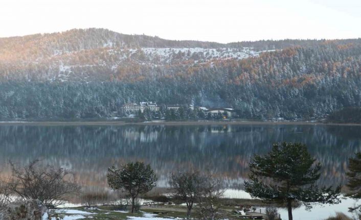 Abant Gölü’nün kıyıları buz tuttu, muhteşem manzaralara sahne oldu