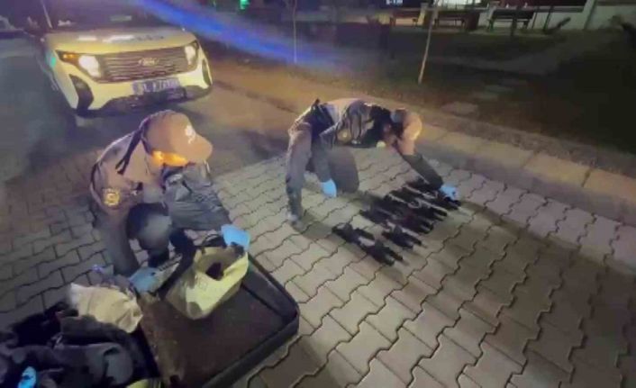 Adana’da yolcunun bavulundan 15 ruhsatsız tabanca çıktı