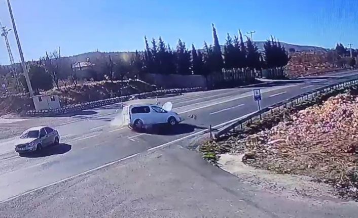 Adıyaman’da 2 aracın çarpışma anı kameralara yansıdı