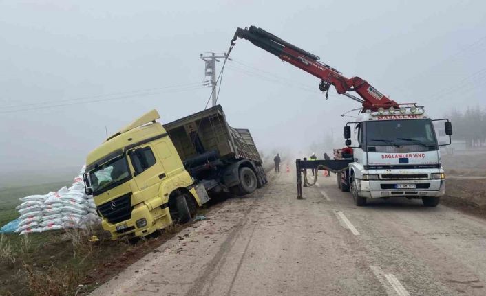 Afyonkarahisar’da gübre yüklü tır devrildi, sürücü yaralandı