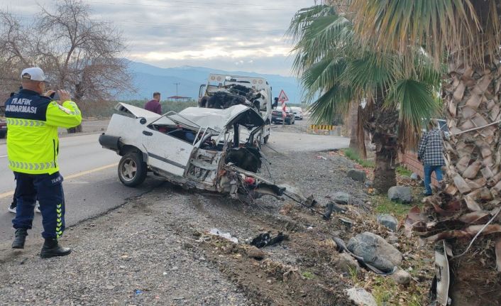 Ağaca çarpan Tofaş’ın ikiye bölündüğü feci kaza kameraya yansıdı
