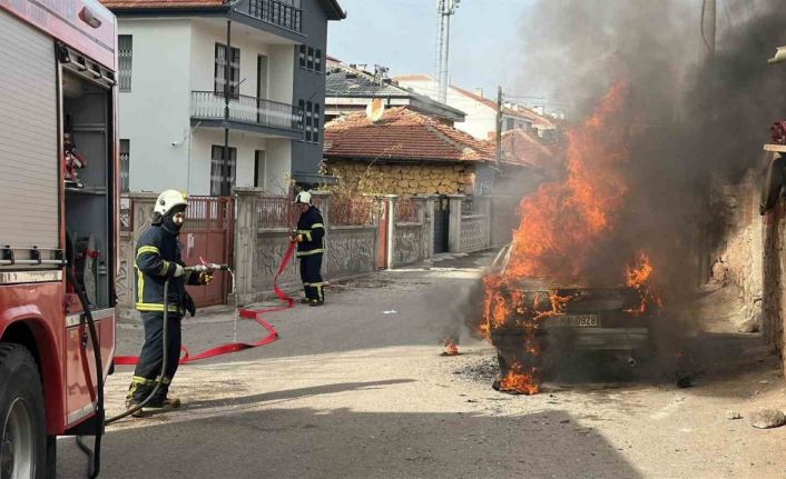 Aksaray’da park halindeki araç alev alev yandı