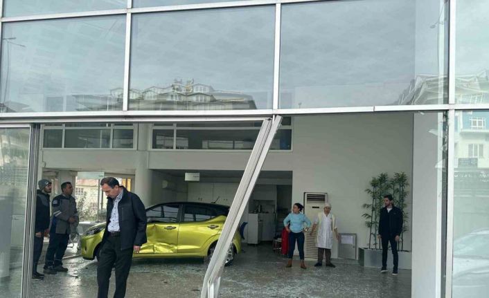 Alanya’da şerit ihlali yapan otomobil showrooma daldı
