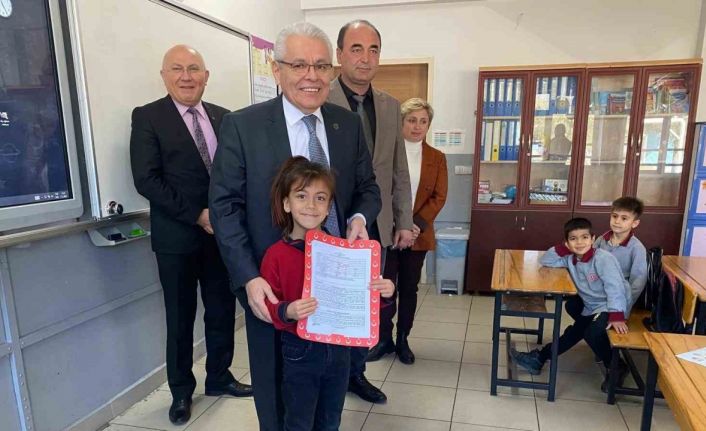 Alaşehir’de 17 bin 246 öğrenci karne heyecanı yaşadı