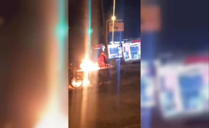Alkollü şahıs ekmek teknesini ateşe verip başında oturdu