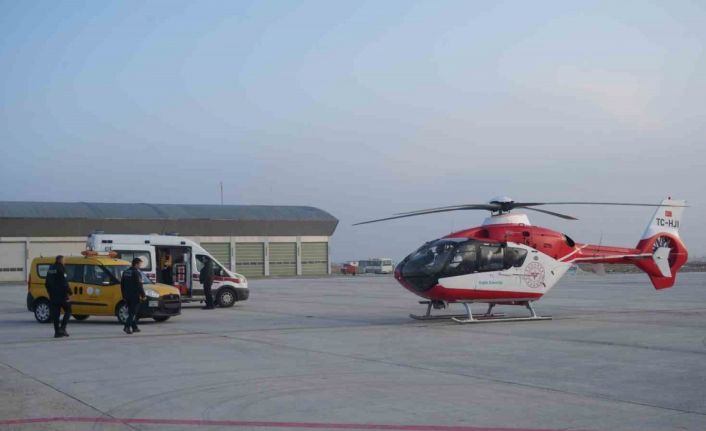 Ambulans helikopter bir günlük bebek için havalandı