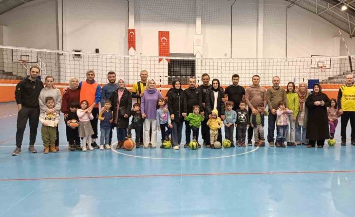 Anaokullu minikler babalarıyla birlikte spor yaptılar