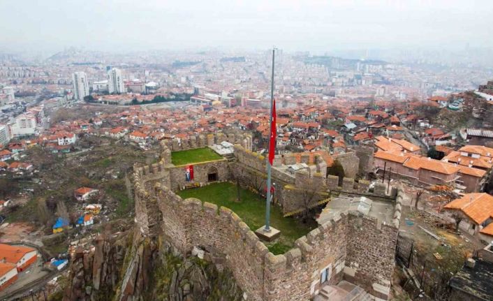 Ankara’da milli yas nedeniyle yarıya indirilen bayraklar havadan görüntülendi