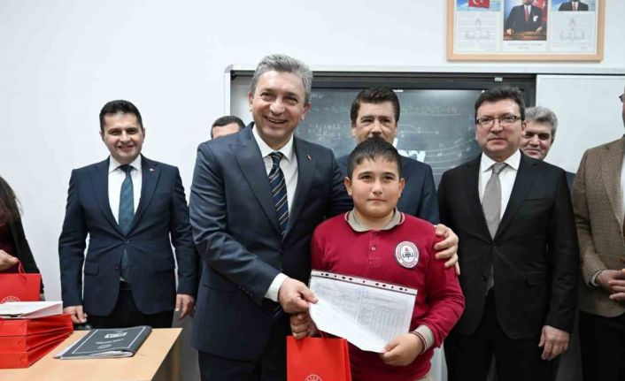 Antalya’da 500 bin 164 öğrenci karne heyecanı yaşadı