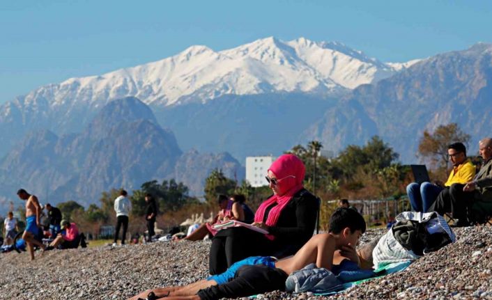 Antalya’da karla kaplı dağların gölgesinde deniz ve güneş keyfi