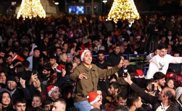 Antalyalılar yeni yıl coşkusunu Cumhuriyet Meydanı’nda yaşadı