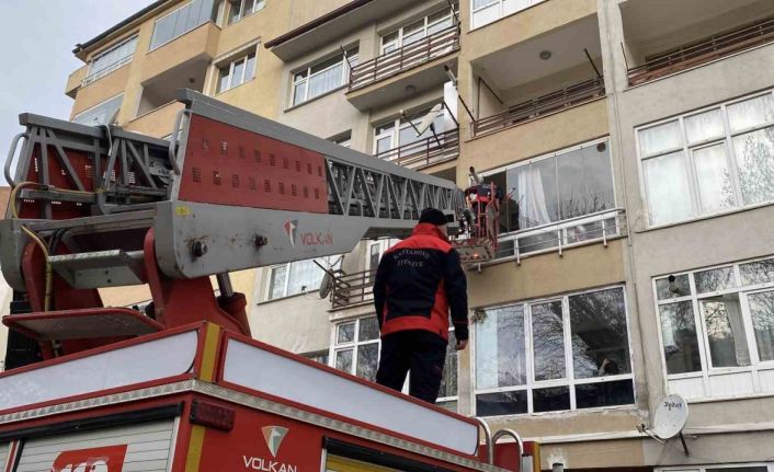 Apartmandan gelen silah sesi ve kırılan cam ekipleri harekete geçirdi