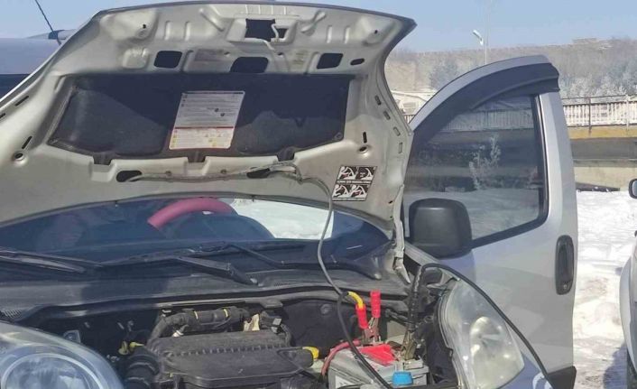 Ardahan’da Sibirya soğukları; Araçlar çalışmadı