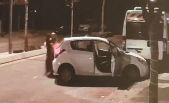 Arnavutköy’de park halindeki minibüse çarpan sürücü yer değiştirip kaçtı