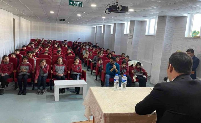 Arpaçay Kaymakamı Akköz, Meslek tanıtım günlerinde öğrencilerle buluştu