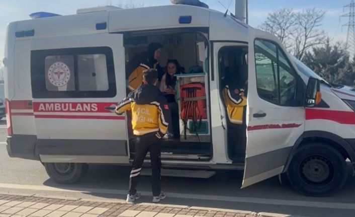 Avcılar’da yol vermeme kavgası kadın sürücü kolundan bıçakladı