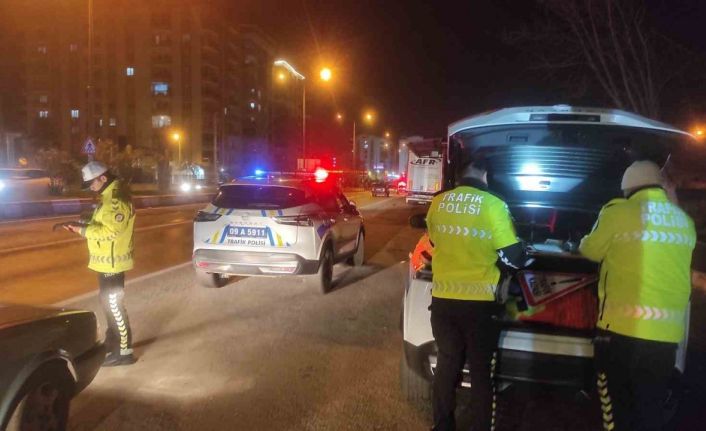 Aydın’da Bölge Trafik Müdürlüğü ekipleri gece boyunca mesai yaptı