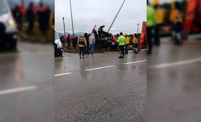 Aydınlatma direğine çarpan araç hurdaya döndü: 2 yaralı