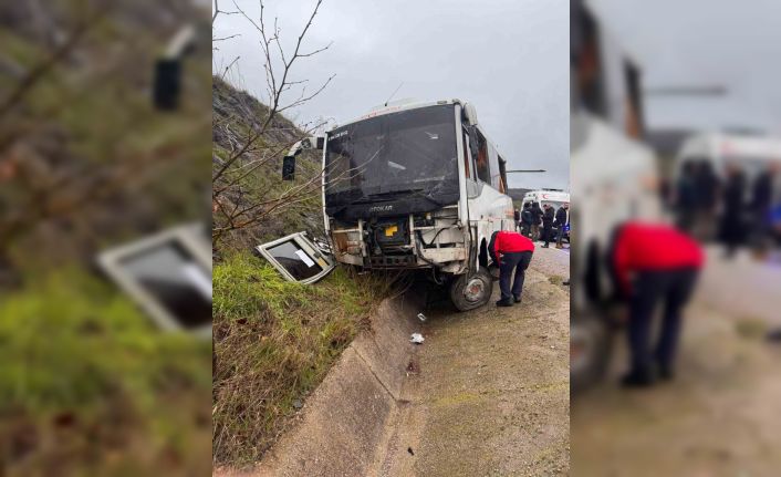 Balıkesir’de işçi servisi devrildi: 4’ü ağır 26 yaralı