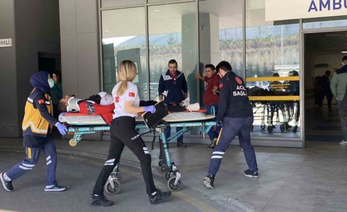 Balkondan düşen genç adam yaralandı