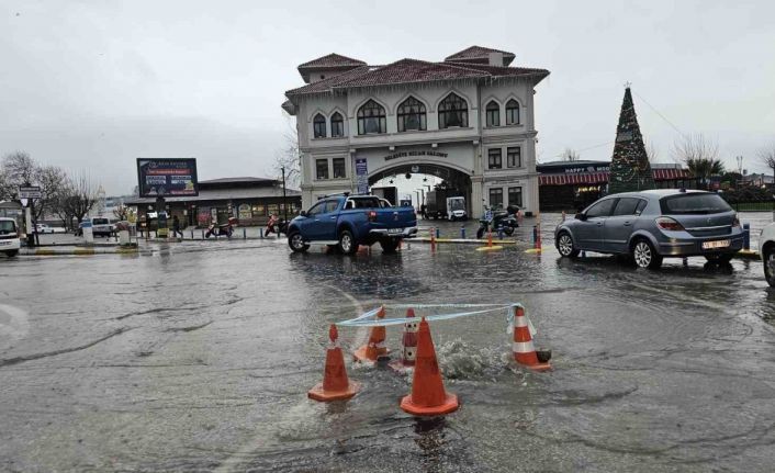 Bandırma’da sağanak yağış yolları göle çevirdi, rögarlar patladı
